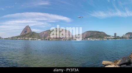 Panoramablick auf Flugzeug über Zuckerhut - Rio de Janeiro, Brasilien fliegen Stockfoto