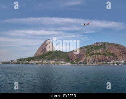 Flugzeug über Zuckerhut - Rio de Janeiro, Brasilien fliegen Stockfoto