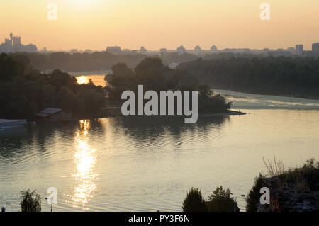 Aussicht auf die Donau und Sava Confluence von der Festung Kalemegdan Stockfoto