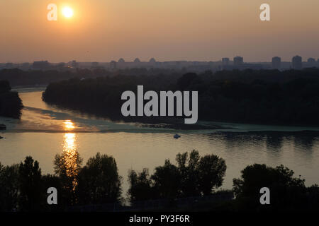 Panoramablick auf die Donau und Sava Confluence von Kalemegdan, in Belgrad Stockfoto