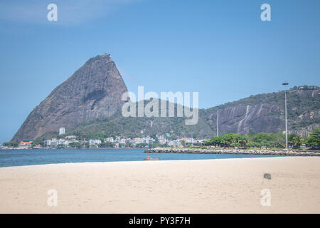 Aterro do Flamengo Strand und Zuckerhut - Rio de Janeiro, Brasilien Stockfoto