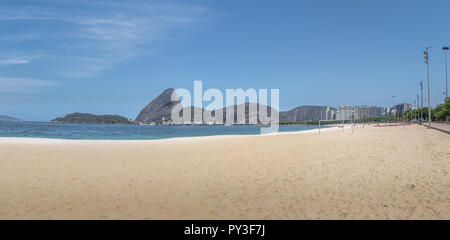 Panoramablick auf Aterro do Flamengo Strand und Zuckerhut - Rio de Janeiro, Brasilien Stockfoto