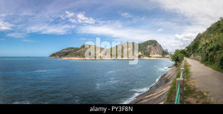 Panoramablick von Urca Mountain Trail, Praia Vermelha (Red Beach) und der Bucht von Guanabara - Rio de Janeiro, Brasilien Stockfoto