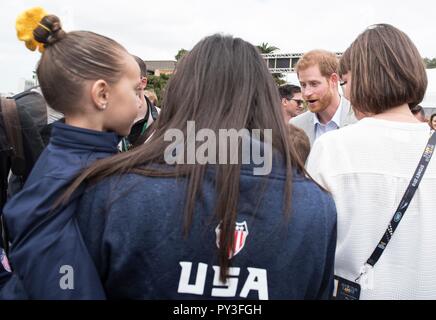 Prinz Harry und seine Frau Meghan Markle chat mit Familie Mitglieder der USA Team während der Straße Radfahren Veranstaltungen des Invictus Games Sydney 21. Oktober in Sydney, Australien 2018. Stockfoto