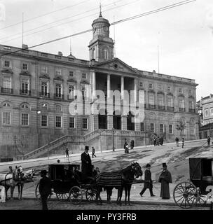 Caleches em Frente ao Palácio da Bolsa, antes da construção Do Jardim da Praça do Infante D.Henrique, iniciado em 1894 (APR) (9289615971). Stockfoto