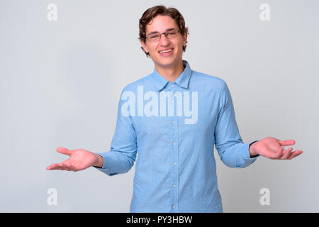 Junge gut aussehender Geschäftsmann mit gewelltes Haar Brille tragen Stockfoto