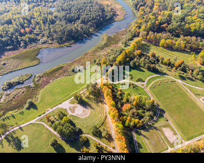 Schöne herbstliche Landschaft. Antenne Blick von oben auf die herbstlichen Park mit Bäumen, Rasenflächen und Fluss Stockfoto