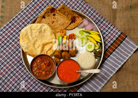 Authentische Maharashtrian Mittagessen Thali mit Amras und Poli, Indien. Stockfoto