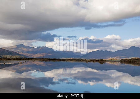 Die glaslyn Mündung von der COB am Porthmadog mit der Snowdon Horseshoe in der Ferne wider, Snowdonia National Park, North Wales, UK Stockfoto