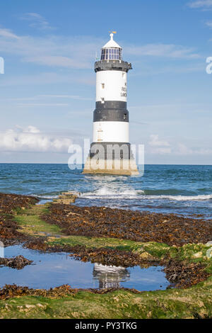 Trwyn Du Leuchtturm am Penmon Punkt auf der Isle of Anglesey Stockfoto