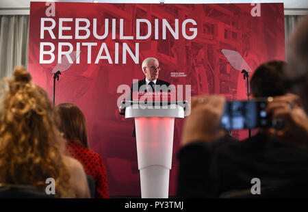 Schattenkanzler John McDonnell hält eine Rede im Savoy Place in London, in der er Bundeskanzler Philip Hammond aufforderte, die "Härte" zuzugeben, die acht Jahre konservativer Sparpolitik den Wählern bei der Bereitstellung seines Budgets am Montag zugefügt haben. Stockfoto