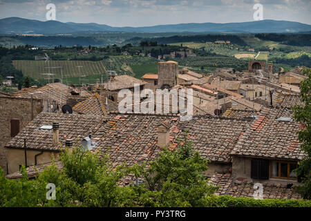 Aussicht auf die Dächer der Stadt auf einem Hügel in San Gimignano, Toskana, Italien Stockfoto