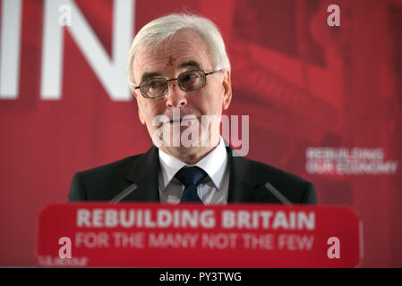 Schattenkanzler John McDonnell hält eine Rede im Savoy Place in London, in der er Bundeskanzler Philip Hammond aufforderte, die "Härte" zuzugeben, die acht Jahre konservativer Sparpolitik den Wählern bei der Bereitstellung seines Budgets am Montag zugefügt haben. Stockfoto