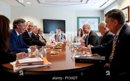 Kanadische Minister für öffentliche Sicherheit und Katastrophenschutz Steven Blaney trifft mit US-Staatssekretär für innere Sicherheit Jeh Johnson. Stockfoto