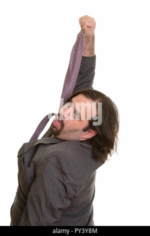 Fat kaukasischen Geschäftsmann sich Einschnüren mit seinem eigenen Krawatte Stockfoto