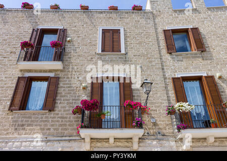 Italien, Apulien, Bari, Windows in der Altstadt Stockfoto