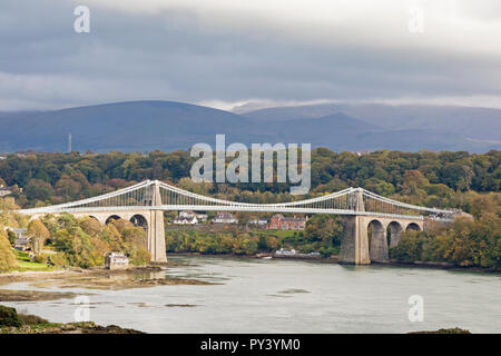 Die menai Suspension Brücke überspannt den Menaistraße im Herbst Licht, North Wales, UK Stockfoto