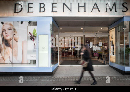 Debenhams Kaufhaus in der Oxford Street im Zentrum von London. Debenhams hat Pläne zur Axt von bis zu 50 Geschäften vorgestellt, wodurch rund 4,000 Arbeitsplätze gefährdet werden, da die kämpfende Kaufhauskette zu einem Verlust von fast £500 Millionen geschwenkt wurde. Stockfoto