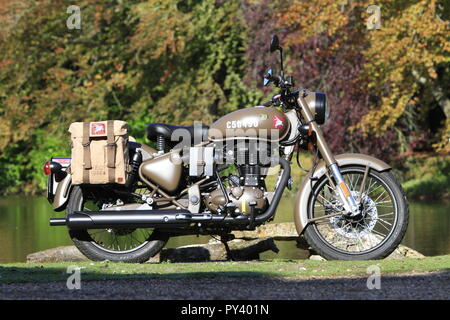 Royal Enfield Pegasus Bäume im Herbst Blätter golden Army Flying Flea D-Day Landungen Camouflage Motorrad Welt Krieg Zwei Stockfoto