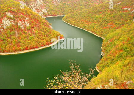 Herbst Landschaft mit Fluss und bunten Wald Stockfoto
