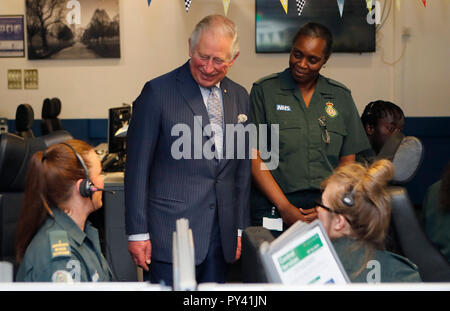 Der Prinz von Wales trifft das Personal bei einem Besuch der London Ambulance Service Zentrale. Stockfoto