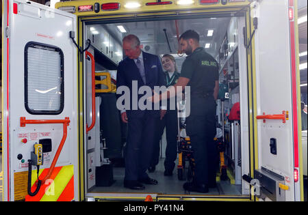 Der Prinz von Wales trifft das Personal bei einem Besuch der London Ambulance Service Zentrale. Stockfoto