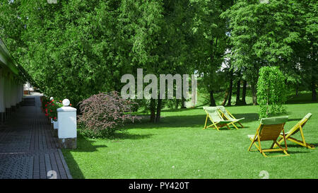 Stühle in den Garten. Resort Konzept Stockfoto