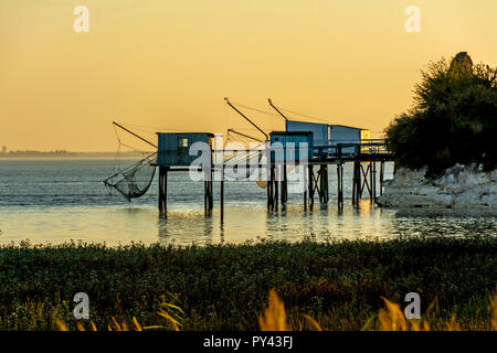 Die traditionelle Fischerei Hütten auf Stelzen (senknetze) in Talmont-sur-Gironde, Charente Maritime, Nouvelle-Aquitaine, Frankreich Stockfoto