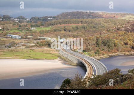 Die neue Pont Briwet Brücke (2014) Durchführung der Cambrian Coast Railway Line und Verkehr über die Dwyryd Estuary, North Wales Stockfoto