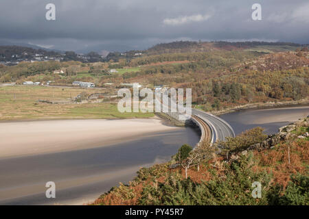 Die neue Pont Briwet Brücke (2014) Durchführung der Cambrian Coast Railway Line und Verkehr über die Dwyryd Estuary, North Wales Stockfoto