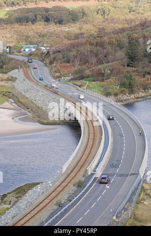 Die neue Pont Briwet Brücke (2014) Durchführung der Cambrian Coast Railway Line und Verkehr über die Dwyryd Estuary, North Wales Stockfoto