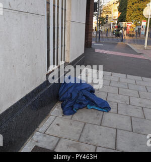 Ausrangierte Schlafdecke auf der Hauptstraße gelassen Stockfoto