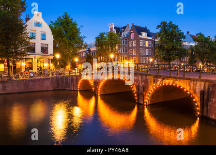 Amsterdam beleuchtete Kanalbrücke über Keizergraht Kanal und Leliegracht Brücke Amsterdam Holland Niederlande EU Europa Stockfoto