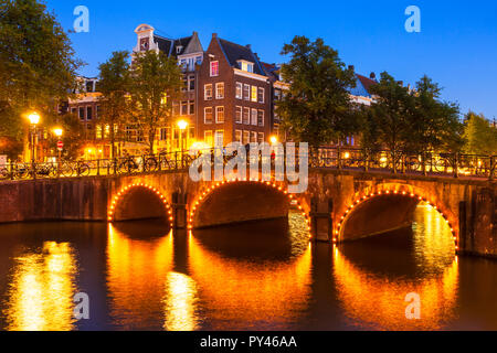 Amsterdam beleuchtete Kanalbrücke über Keizergraht Kanal und Leliegracht Brücke Amsterdam Holland Niederlande EU Europa Stockfoto