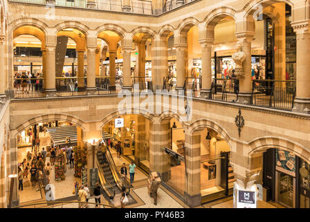 Amsterdam Magna Plaza Einkaufszentrum Magna Plaza Nieuwezijds Voorburgwal das ehemalige Postgebäude in Amsterdam, Holland EU Europa Stockfoto