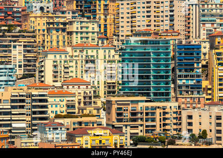 Gebäuden aufgetürmt im Fürstentum Monaco auf der jeweils anderen während einer sommerlichen Tag Stockfoto