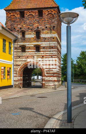 (Mølleporten Mühle Gate), die einzige erhaltene historische Stadt Tor neben Empiregården, Møns Museum, Stege, Møn Insel, Dänemark, Europa. Stockfoto