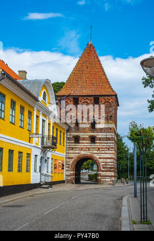 (Mølleporten Mühle Gate), die einzige erhaltene historische Stadt Tor neben Empiregården, Møns Museum, Stege, Møn Insel, Dänemark, Europa. Stockfoto