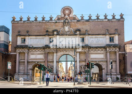 Rom/Italien - 28. August 2018: Porta del Popolo, ein Tor der Aurelianischen Mauern in der Nähe des Platzes Stockfoto