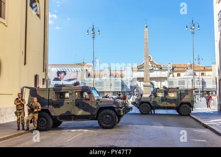 Rom/Italien - 28. August 2018: Italienische Soldaten und gepanzerte Fahrzeuge Vanguard auf der Hut auf der Piazza del Popolo Stockfoto