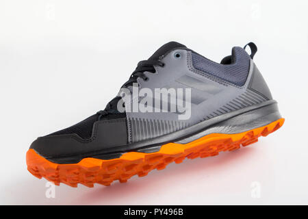 Afife, Portugal - Oktober 24, 2018: adidas Running Schuhe. Adidas, multinationales Unternehmen. Auf weiß isoliert. Produkt Fotos Stockfoto