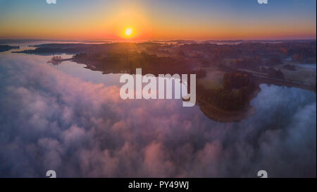 Antenne Panoramablick auf Nebel im Herbst, Litauen Stockfoto
