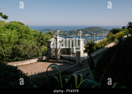 Tor, Zaun und Lichter in Nizza, Frankreich Stockfoto