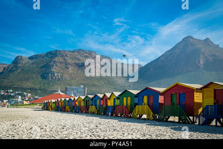 Bunten Hütten am Strand von Muizenberg, Kapstadt, Südafrika Stockfoto