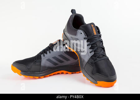 Afife, Portugal - Oktober 24, 2018: adidas Running Schuhe. Adidas, multinationales Unternehmen. Auf weiß isoliert. Produkt Fotos Stockfoto