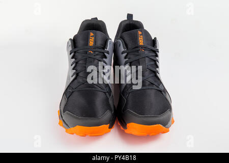 Afife, Portugal - Oktober 24, 2018: adidas Running Schuhe. Adidas, multinationales Unternehmen. Auf weiß isoliert. Produkt Fotos Stockfoto