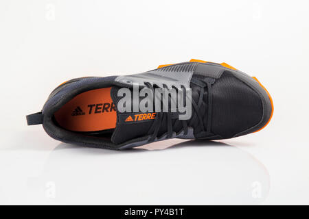 Afife, Portugal - Oktober 24, 2018: adidas Running Schuhe. Adidas, multinationales Unternehmen. Auf weiß isoliert. Produkt Fotos Stockfoto