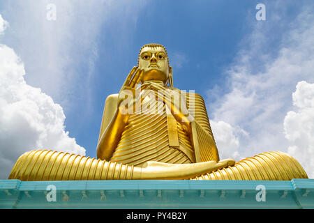 Buddha-Statue im Goldenen Tempel von Dambulla in Sri Lankas Stockfoto