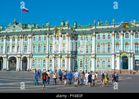 Touristische Gruppe, vor Winter Palace, Schlossplatz, Sankt Petersburg, Russland Stockfoto