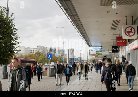 Warschau, Polen - 5. Oktober 2018: Geschäfte und Fußgänger auf marszałkowska Straße Stockfoto